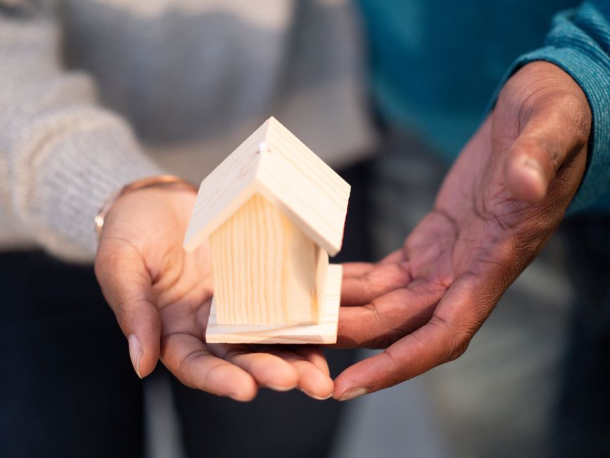 Young Professionals Face Rising Rents Amidst Housing Crisis