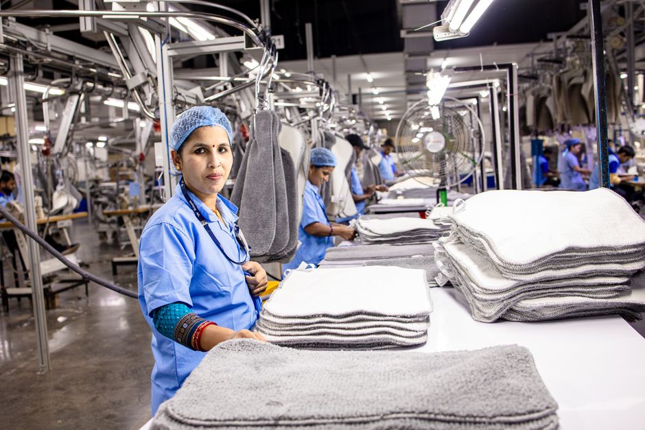 India Economic Activity Climbs in September, Survey Shows