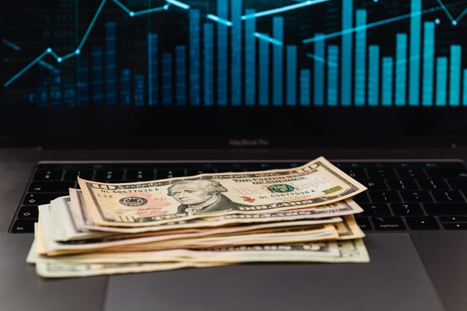 Dollar Wavers as Inflation Aids Fed Hike Bets While Oil Falls