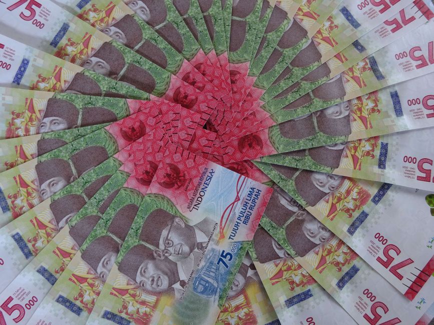 Indonesia Set to Hold Key Rate as Risks Test Rupiah’s Resilience