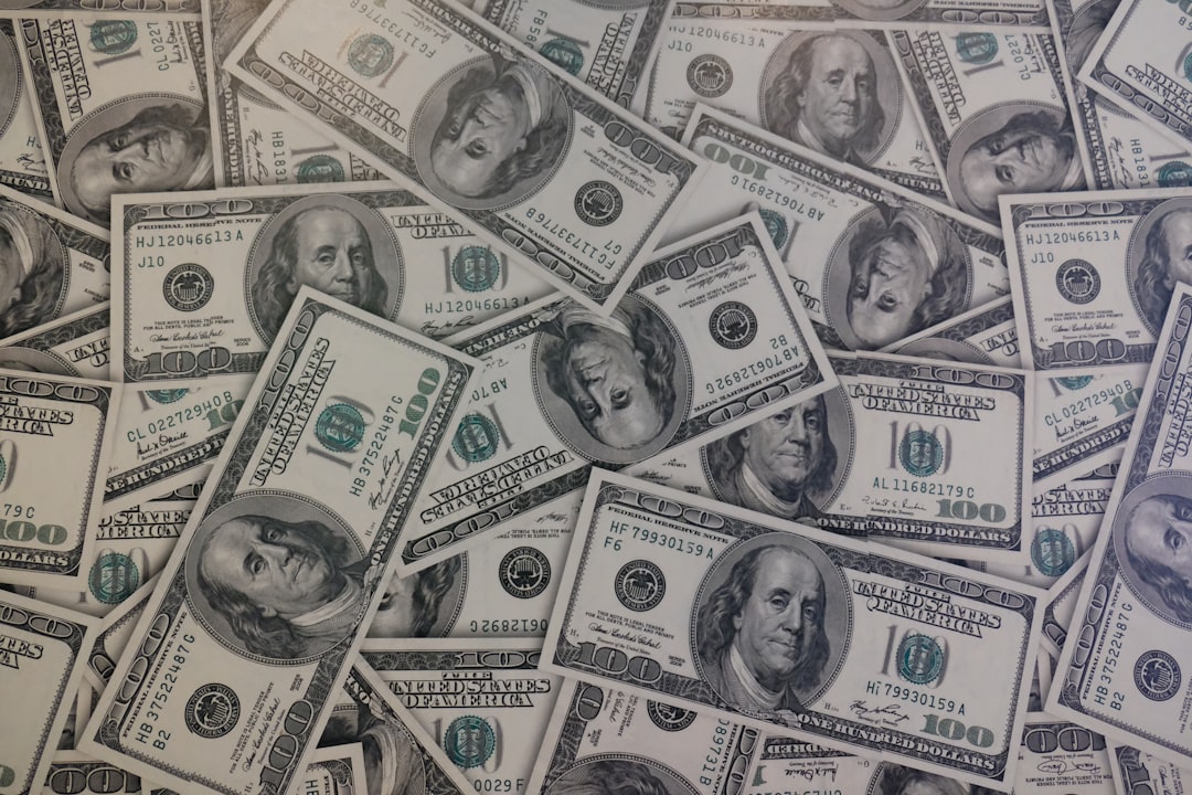 Dollar Wavers as Inflation Aids Fed Hike Bets While Oil Falls