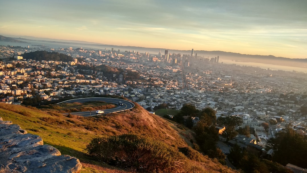 Silicon Valley Dismisses AI Warnings as Overblown